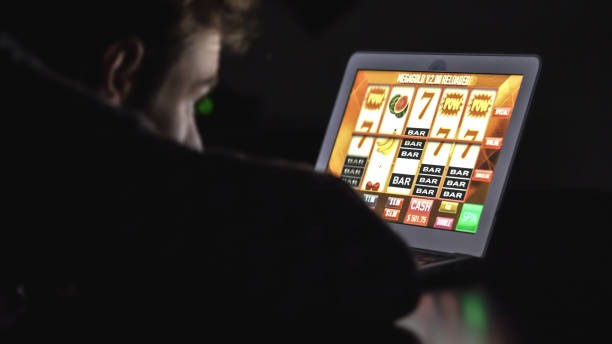 Side-by-side comparison of ak4d app home screen and browser interface showing identical market layouts and game categories